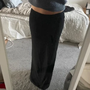 Svart långkjol - Säljer min fina långkjol perfekt för sommaren!!💕💕Nästan helt oanvänd!