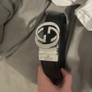 Svart bälte med GG logga - Säljer mitt svarta GG bälte fick det i julklapp, jag har använt bältet Max 3-4 gånger, mycket bra skick och är i storlek 44/110 har inte kvittot till det efter som jag fick den i julklapp därför är priset som det är, Skriv privat om du har mer frågor