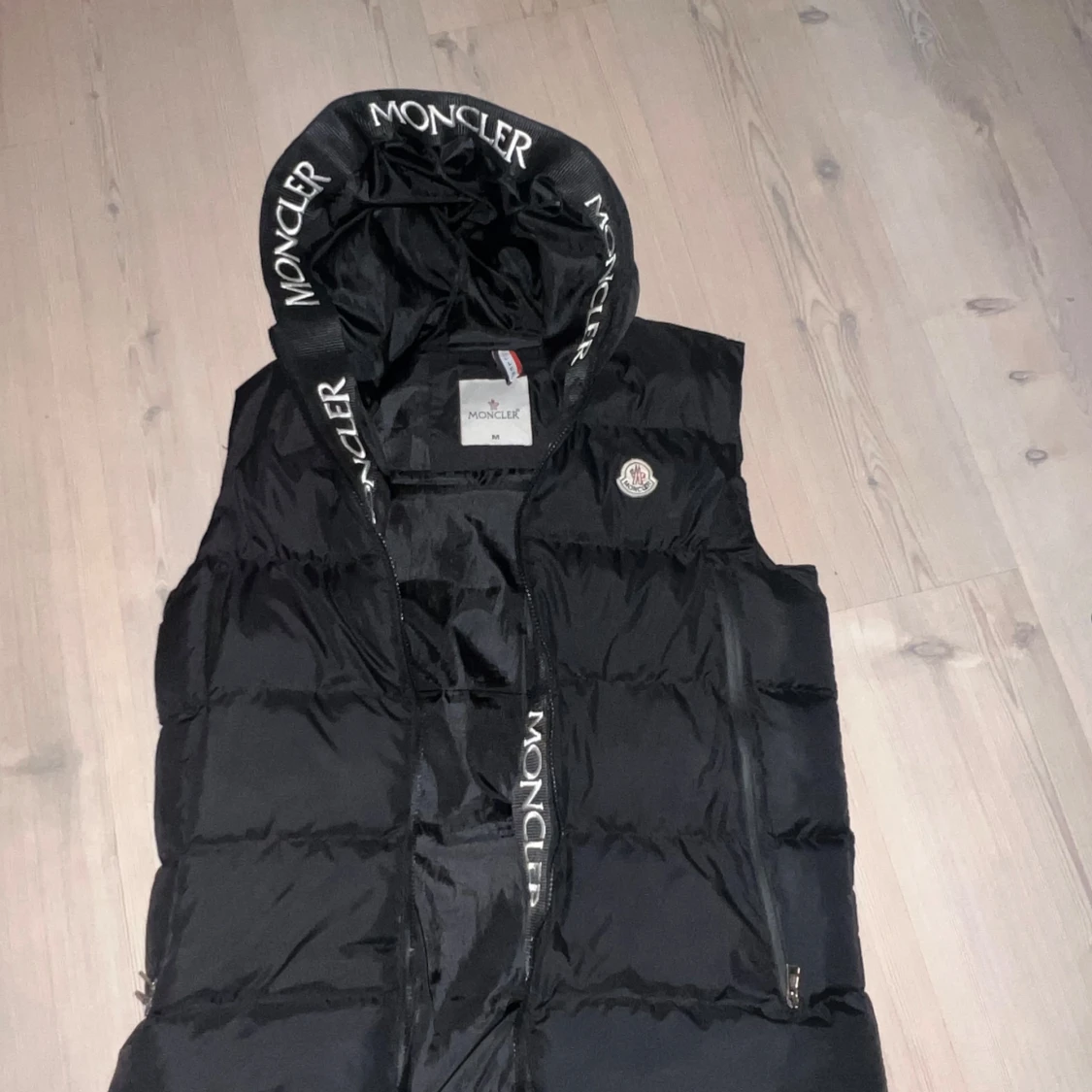Svart dunväst från Moncler