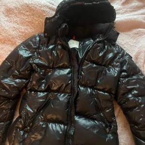 Moncler jacka  - Säljer denna jacka från moncler, storlek 2 så skulle säga att den sitter som en S/M, säljer pga jag Aldirg använt den och sitter lite konstigt på mig. Pris kan diskuteras vid snabb affär, köpt fårn en second hand butik i julas så använd vid tidigare ägare och har gått sönder lite som jag visar på bild 4 men inget man tänker på.