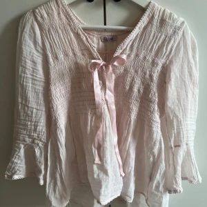 Söt blus - Säljer en superfin rosa blus från Jessie! Det står ingen storlek men har använts av mig som brukar använda XS/S och sitter superfint. Säljs då den inte används längre!