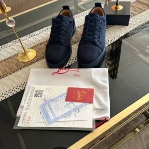 Mörkblå loubs - Hej. Säljer mina skor som är helt nya. Allt följer med. 