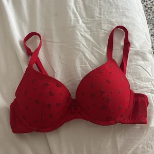 Push up bh med hjärtan  - HEJ!! Säljer en jätte gullig hjärt bh, jah har knappt använt den för den var för liten. Banden går att ta av bak till. Köpte den för 300❤️