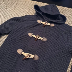 Cardigan med träknappar - Jättefin cardigan men extremt vackra knappar! Storlek M, har du L så passar den fast väldigt slim! Mycket bra skick, har knappast använt den! Mvh