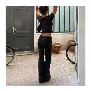 Grå jeans från Alobha - Säljer dessa snygga grå jeans från Alobha label. De är midwaist och baggy bootcut. De är i nyskick då de aldrig är använda. Skriv om ni har några frågor. Orginalpris är 999💗