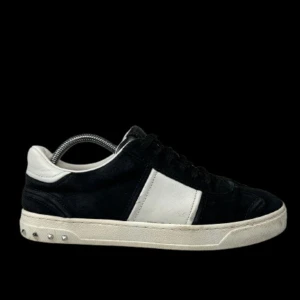 Valentino flycrew - Riktigt feta Valentino flycrew i färgen svart. Dom är I bra skick och storlek 41. Dom är självklart äkta✅️ skriv vid frågor eller funderingar🙏 Fraktas inom 1-2 dar🚛