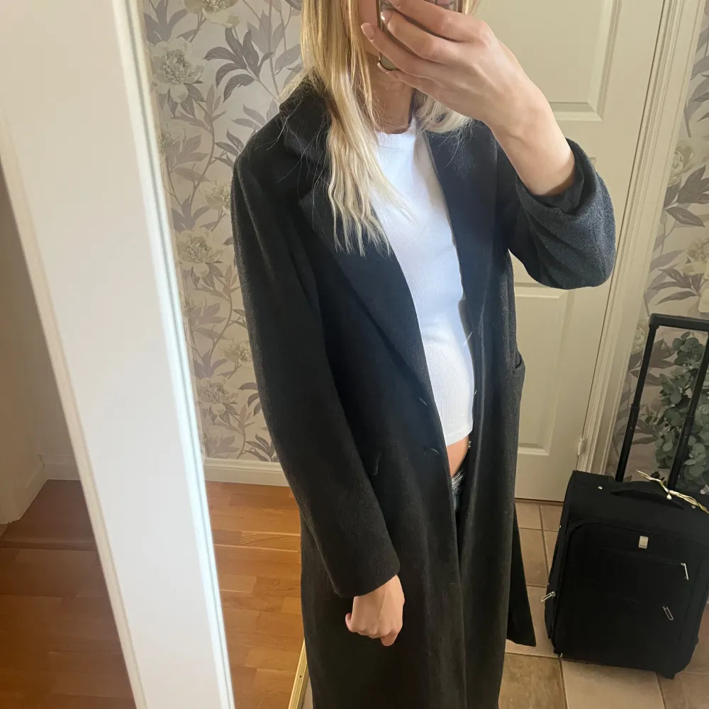 Jättefin lång kappa från gina tricot. Perfekt nu till våren i en grå/svart färg. Takit.
