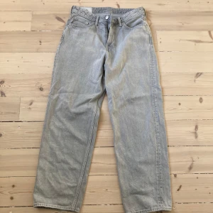 Grå loose fit jeans - Säljer ett par grå loose fit jeans med klassisk design. De har en bekväm passform och är perfekta för en avslappnad stil. 