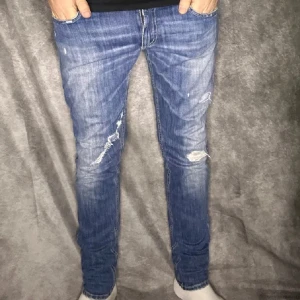 Dondup slim fit jeans med slitningar  - Mycket fint skick | Size 30 passar w30/30 | modell 180 63 kg | fraktar spårbart inom 24 timmar med PostNord eller instabox |