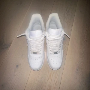 Air force 1  - Skorna har bara användas en eller två gånger som man ser på sulan.     Pris är förhandlingsbart