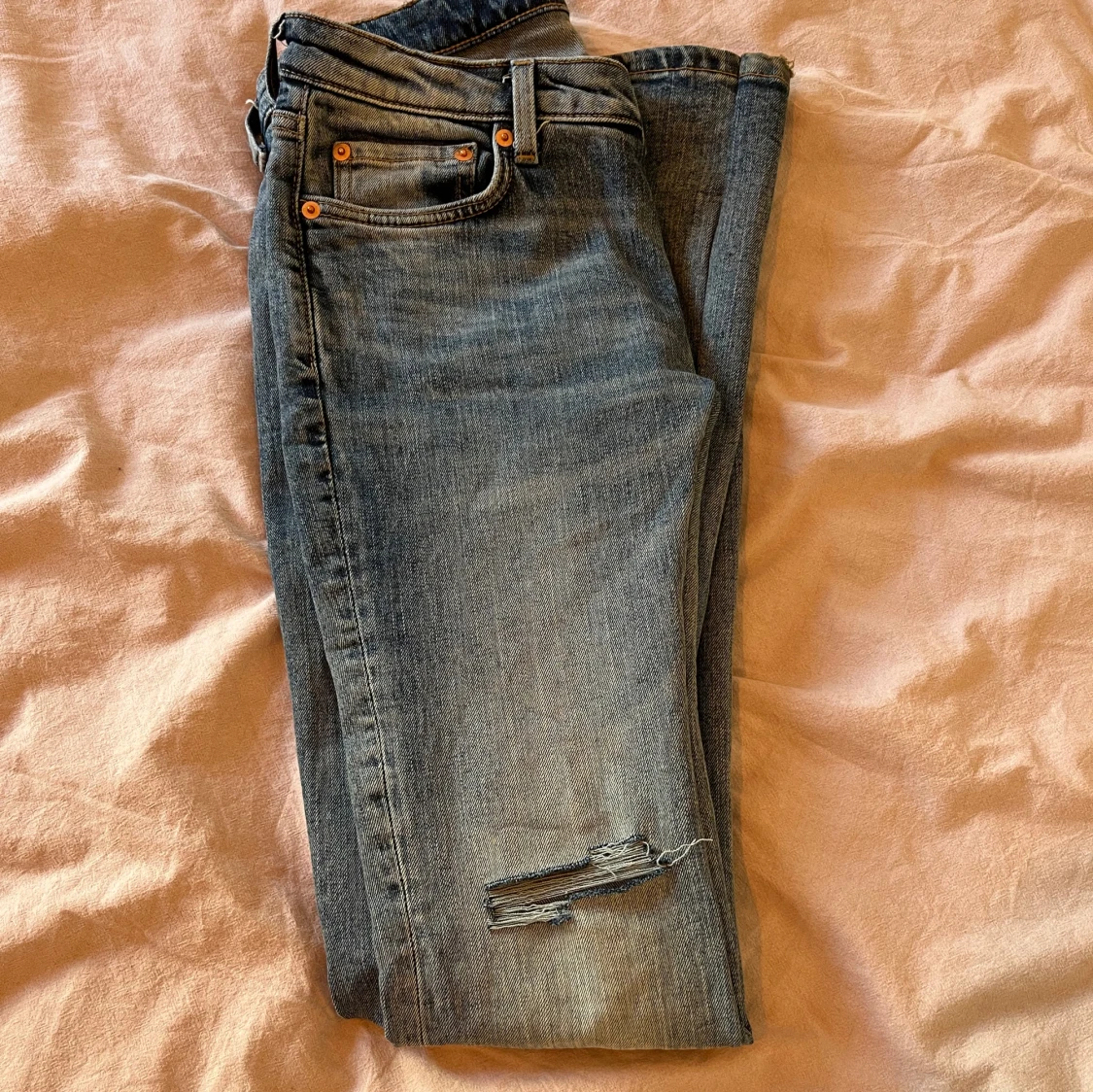Blå jeans med slitningar - 2