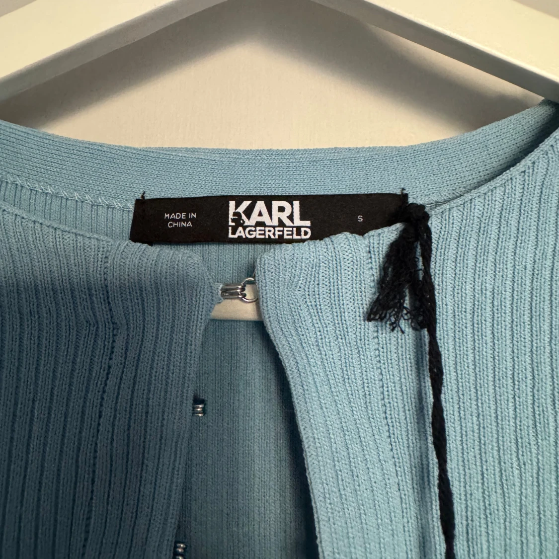 Ljusblå ribbad kofta från Karl Lagerfeld - 1