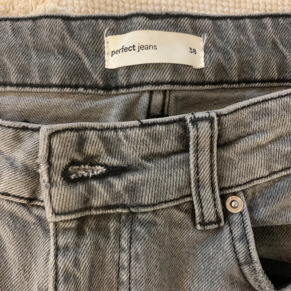 Grå jeans från Gina tricot - 1