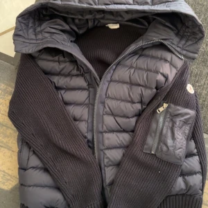moncler cardigan mörkblå - Säljer min moncler cardigan då jag har tröttnat på den och vill köpa något nytt jackan är L men passar även M NFC på armen finns såklart 