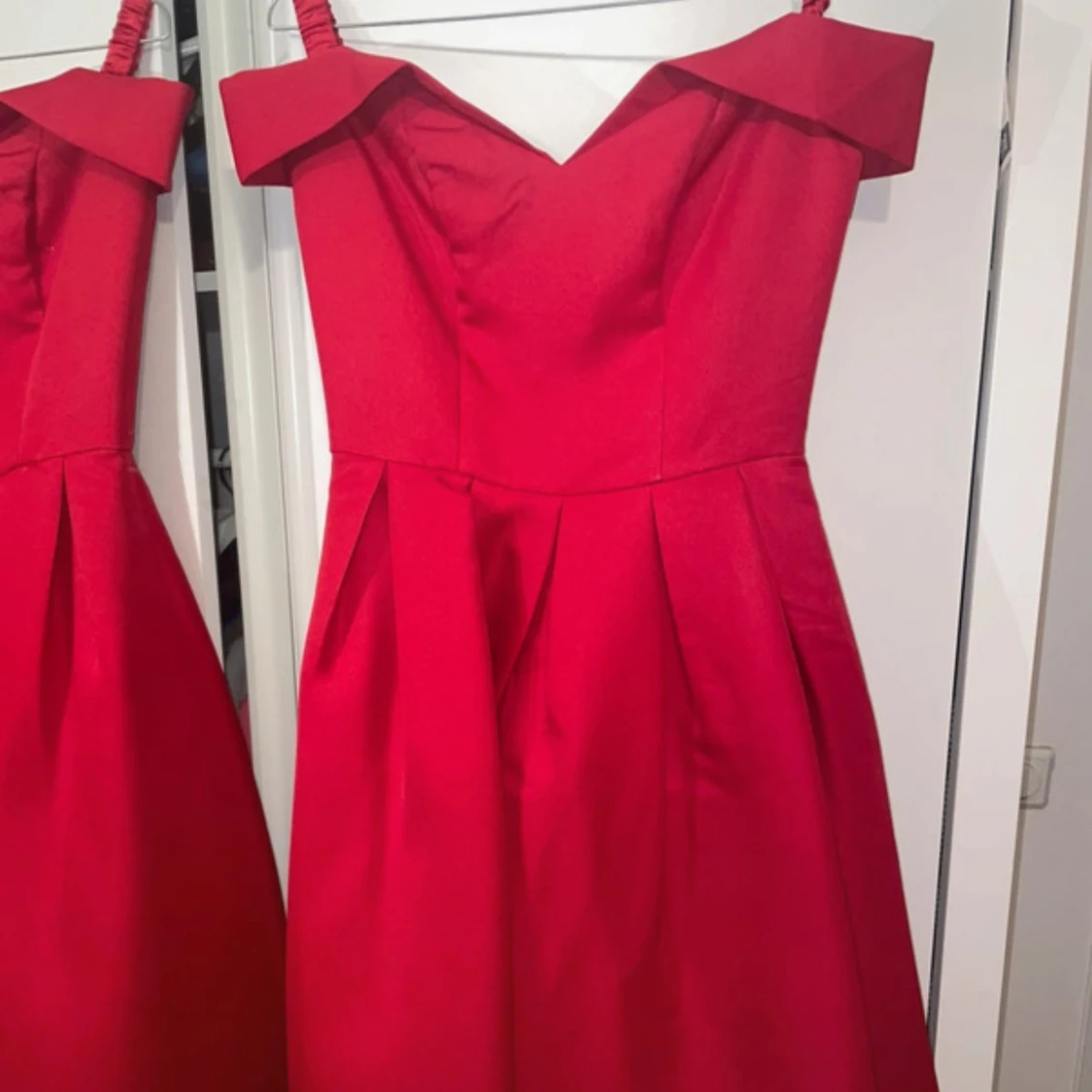 Röd offshoulder klänning från Chi Chi London - 2