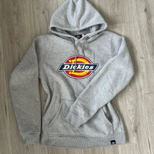Grå hoodie från Dickies - Säljer en klassisk grå hoodie från Dickies. Skicket är samma som ny och sälja då den blivit för liten❤️