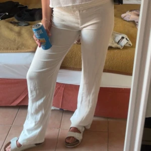 Vita linnebyxor - Snygga vita linnebyxor från nelly, biancas kollektion i storlek 34/xs. Nästan oanvända och säljs därför.
