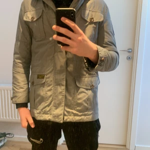 Ralph Lauren Field Jacket - Säljer en stilren grön field jacket från Polo Ralph Lauren. Perfekt för våren och lite kyligare dagar på sommaren!                                             Storlek S passar större Xs också.