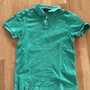 Grön pikétröja från Morris - Säljer en snygg grön pikétröja från Morris. Använd ca 5 gånger och köpt ny. Perfekt för golfsäsongen!