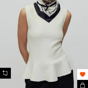 Vit topp - SÅ snygg och elegant vit topp!!! Passar perfekt till alla outfits, speciellt nu till våren och sommaren!❤️❤️köpt för 500kr