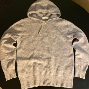 Grå cashmere hoodie från Sayless - Mysig grå hoodie i cashmere från Sayless ⭐️ |Perfekt för kyliga dagar med sin mjuka och lyxiga känsla | skick 8/10 | köpt 899kr ✨