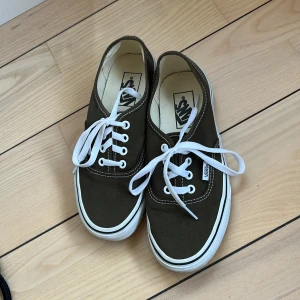 Olivgröna sneakers från Vans - Snygga olivgröna sneakers från Vans med vit sula och vita snören. Perfekta för en avslappnad stil. Aldrig använda 