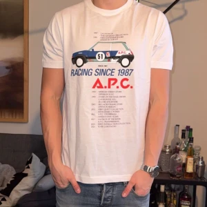 APC T-shirt (helt ny) - Vi säljer nu denna schyssta tisha från A.P.C | Storlek: S | Skick: oanvänd, lappen kvar | Hör gärna av dig vid eventuella frågor 