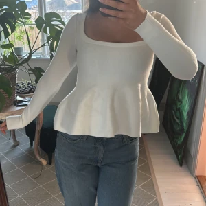 Vit långärmad topp med volang - Säljer denna fina tjock stickade tröja med volang som är aldrig använt förut då den är för liten. Är st L men passar mer som en S/M💞