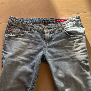 Ljusblåa jeans  - Jätte snygga Jeans som inte passar längre. Midjemåttet tvärs över är 39 och innerbenslängden är 78 cm 