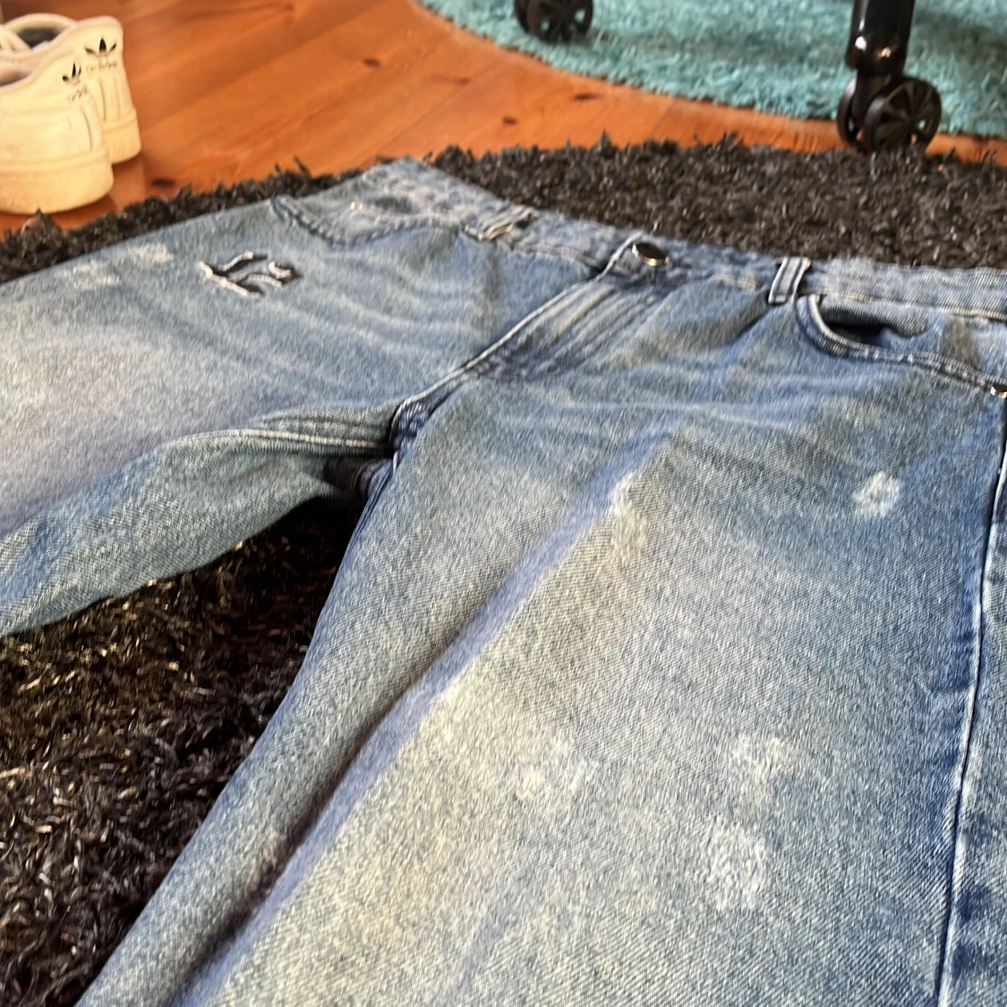 Blå jeans med tryck - 2