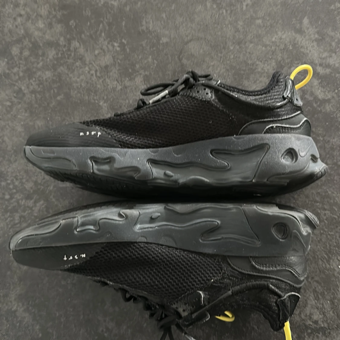 Svarta Nike sneakers med gula detaljer - 2