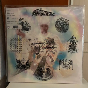 Thaiboy Digital - Legendary Member Vinyl (2023) - Thaiboy Digital (Drain Gang) vinyl, aldrig spelad och i perfekt skick tillsammans med den medföljande plastfickan med illustrationerna på. Andra pressningen, från 2023 med färglada skivan. Ganska sällsynt, säljer lite billigare för jag vill bli av med den pga jag inte längre har skivspelare längre.