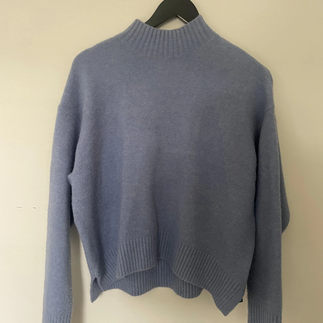 Blå stickad tröja från Uniqlo