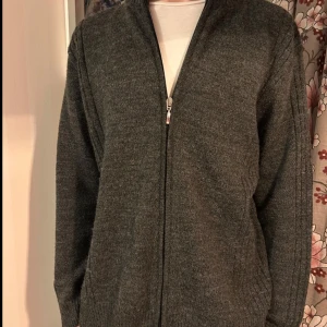 Stickad zip tröja  - Mysig grå zip tröja. Perfekt till våren. Lite oversized och skön. Storlek Medium. 180cm och 61kg på bilden. Vid fundering skriv gärna.