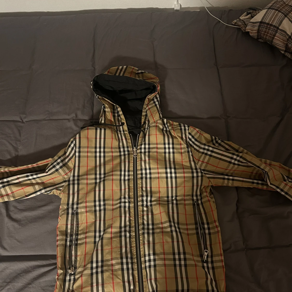 Svart och rutig jacka från Burberry - 1