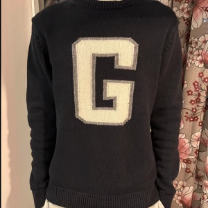 Gant tröja - Snygg gant tröja. Passar bra nu till våren! Storlek Small. 180cm och 61kg på bilden. G för riktig ganster. För mer info skriv gärna!