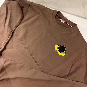 Moncler x Palm Angels tröja - Moncler x Palm Angels collab, fint skick använt 1-2 gånger, inga defekter, skick 9/10, vid frågor hör av er ! 