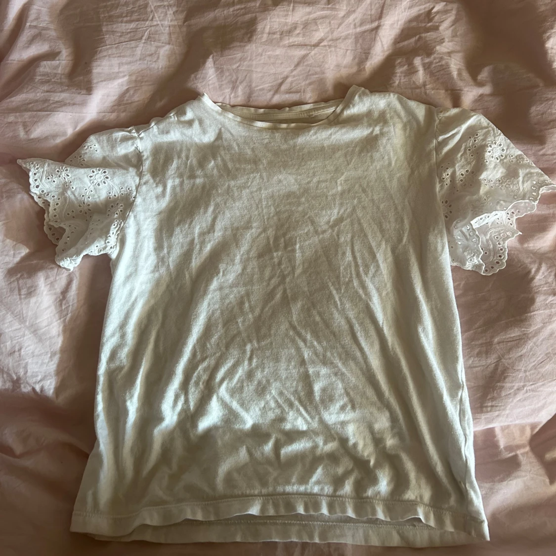 Vit t-shirt med broderi - 1