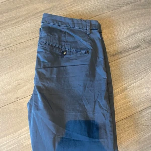 Dondup byxor - Snygga blå byxor från Dondup, tillverkade i Italien. De har en normal passform med midwaist och en stilren design. Byxorna har en knappdetalj på bakfickan och är perfekta för en stilren look. Nypris ligger runt 2500kr vårt pris 499kr🤩