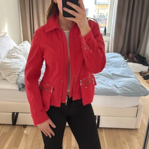 Röd jeans javka - Sjukt cool jacka från Apriori💕 Obs. En del av ens dragkedjan är av men den funkar ändå som vanligt!