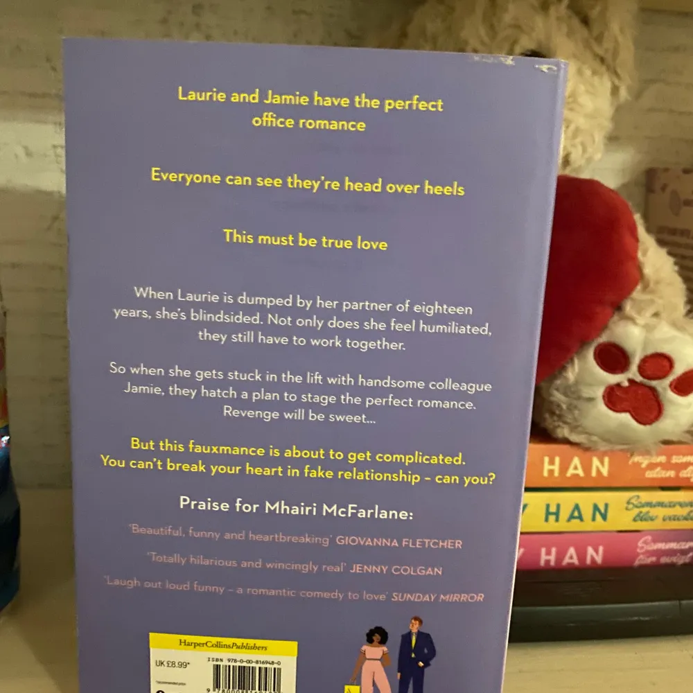 En charmig och romantisk bok av Mhairi McFarlane. Handlingen kretsar kring Laurie och Jamie som fejkar en perfekt kontorsromans. Men kan de hålla känslorna i schack när allt börjar kännas verkligt? Perfekt för dig som älskar humor och romantik. Har endast läst en gång så boken är i väldigt gott skick!!. Böcker.