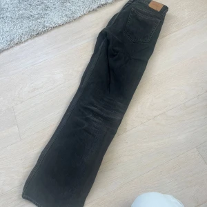 Svarta jeans från Weekday - Snygga svarta jeans från Weekday, arrow low straight. De har en rak passform och är tillverkade i ett slitstarkt denimtyg. Perfekta för en stilren look.