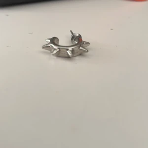 Silverfärgad örhänge med nitar - Säljer ett coolt silverfärgat örhänge med nitar. Från ur& pen 