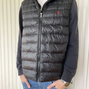 Ralph Lauren väst - 10/10 skick, nästan oanvänd🙌🏼 | Storlek L men passar även M | Modellen är 184 | Hör av dig vid minsta fråga😁Köp via Post Nord tack😊