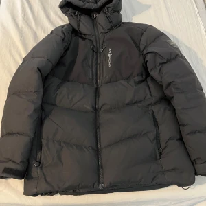 Sail Racing Jacka  -  "Säljer en sailracing jacka i storlek M. Jackan är i bra skick, utan skador eller repor.Kontakta mig för mer information eller bilder!"