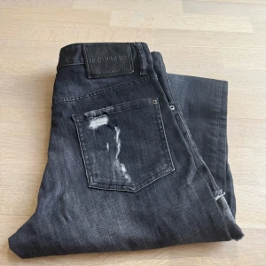 Jeans från DSQUARED2 - Säljer fina jeans från DSQUARED2. Jeans är ganska fräscha. Köpte dem för ganska länge sen, men dem har legat i skåpet typ hela tiden. 