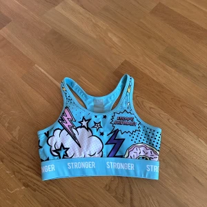 Stronger sporttopp - En fin sporttopp ifrån Stronger! Storlek XS , väldigt fint skick!!