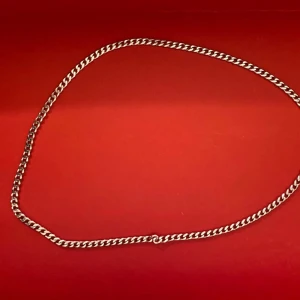 Silver kedja - Silvrig stainless steel kedja herr, Rostfri stål så den aldrig rostar, 55cm Aldrig använd Skriv vid knata fråga eller fundering🤝💯