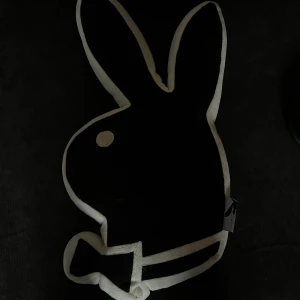 Playboy kudde - Vit & svart jätte fin Playboy kudde. Den är ifrån 2000s och är vintage. Även svår att få tag på. Bra skick.  FRI FRAKT!! Finns ev. 