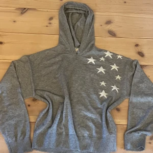 Grå hoodie med stjärnor - Säljer en grå hoodie från Gina. Väldigt mjukt och skönt material 💕. Används fåtal gånger. Är i storleken 158-164. Passar som S och xs.